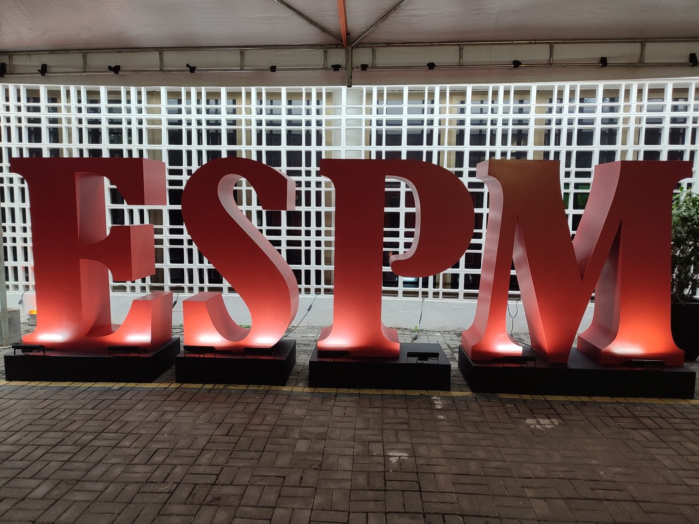 Letras gigantes ESPM iluminadas