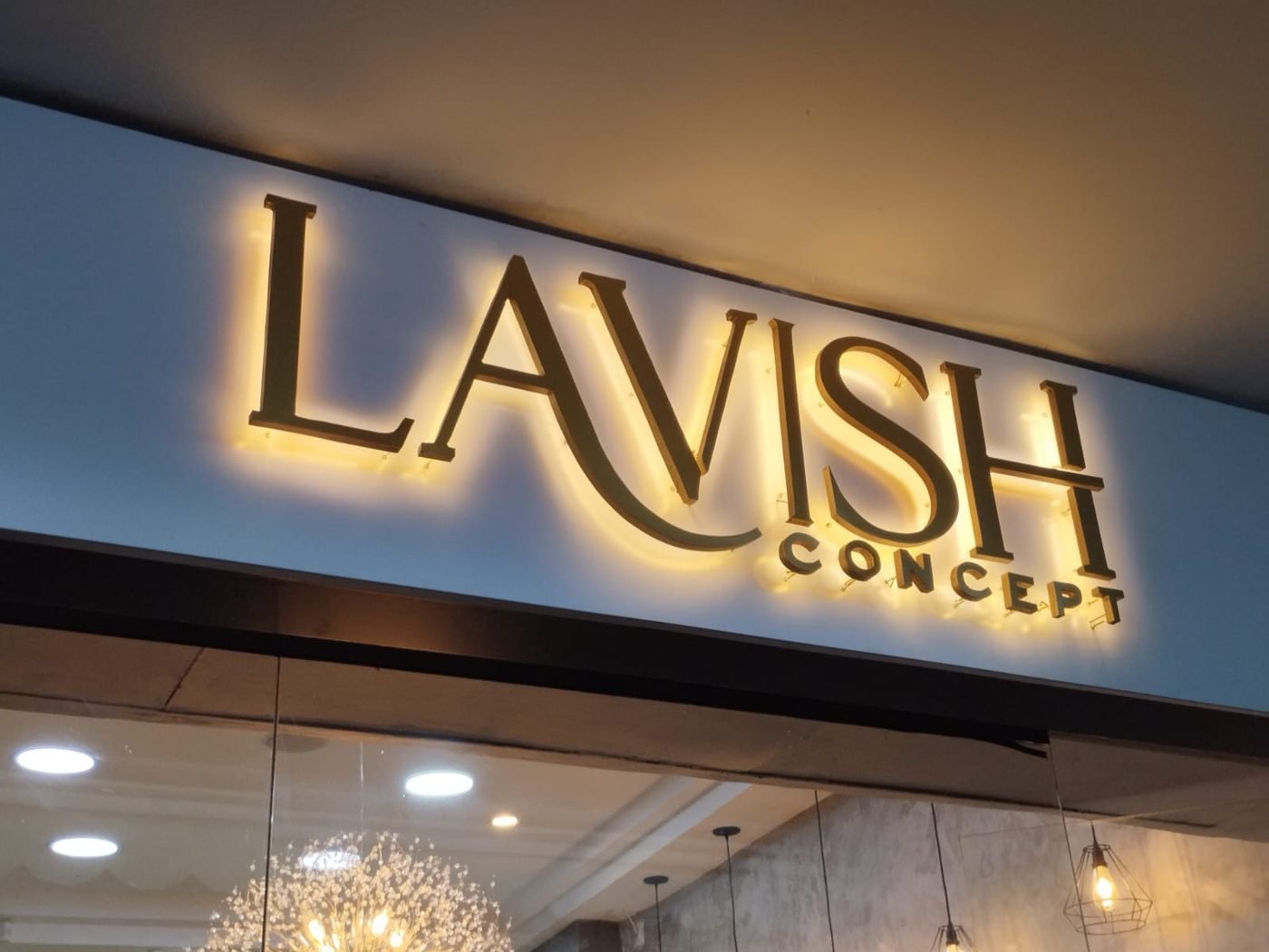 Letras douradas iluminadas em LED produzidas pela Base3D para a Lavish Concept