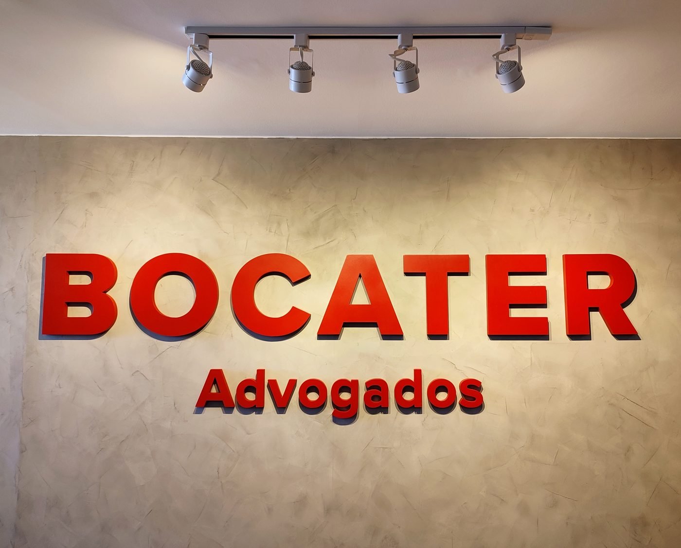Letras-caixa vermelhas Bocater Advogados