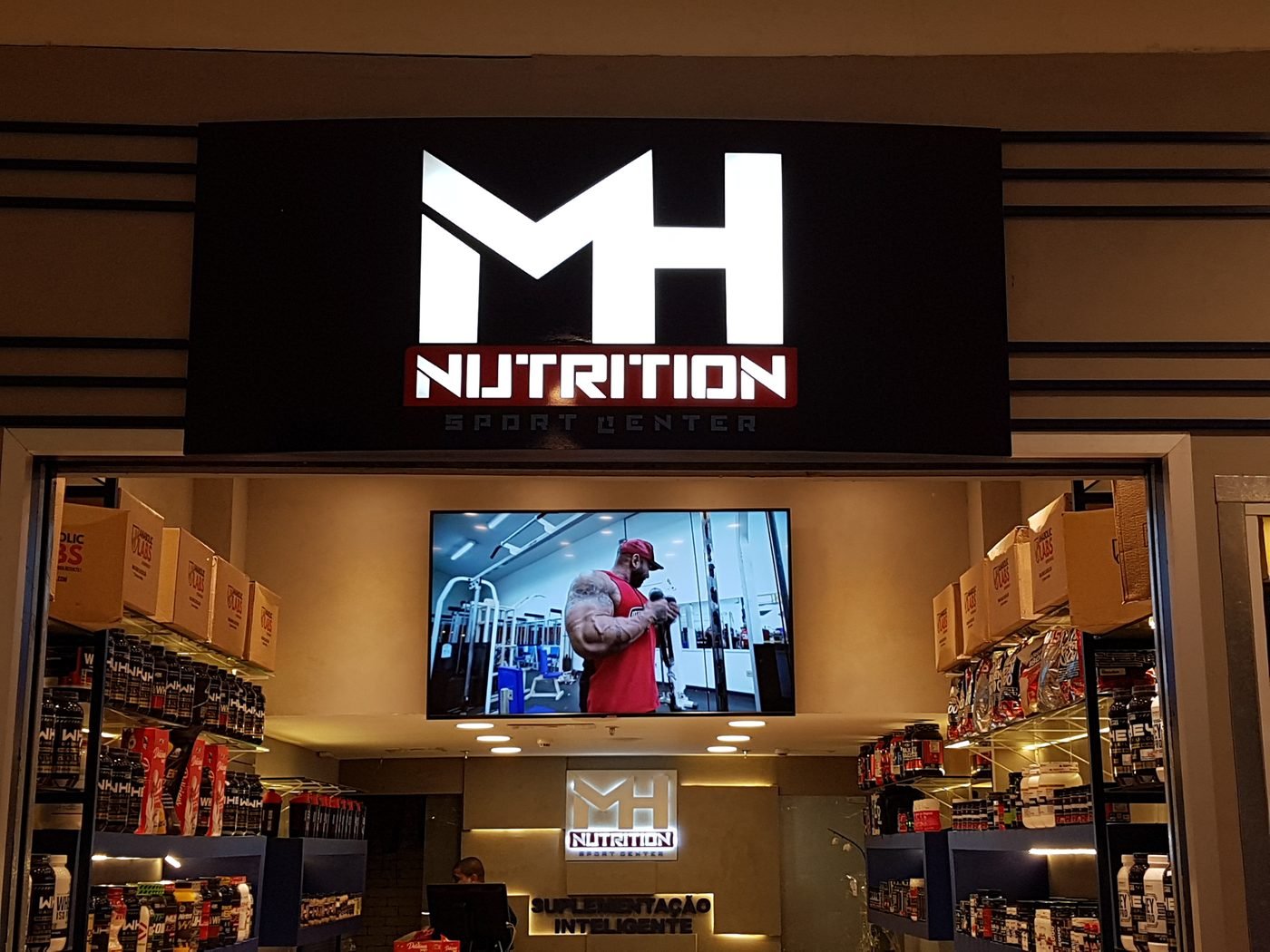 Fachada retroiluminada MH Nutrition Sport Center