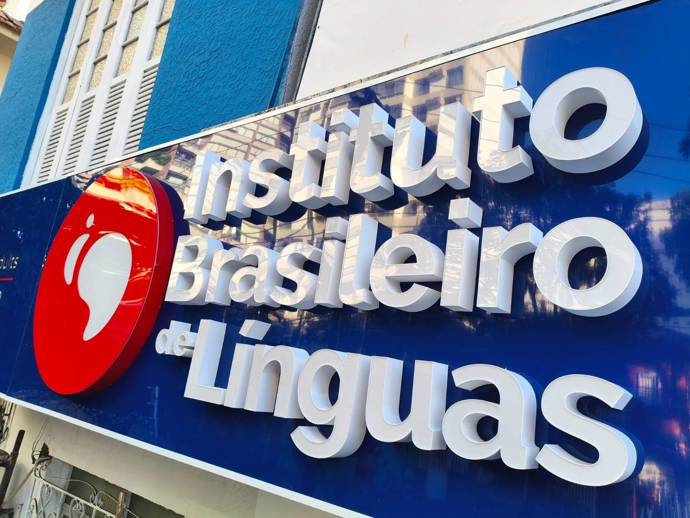 Fachada em letra-caixa do Instituto Brasileiro de Línguas