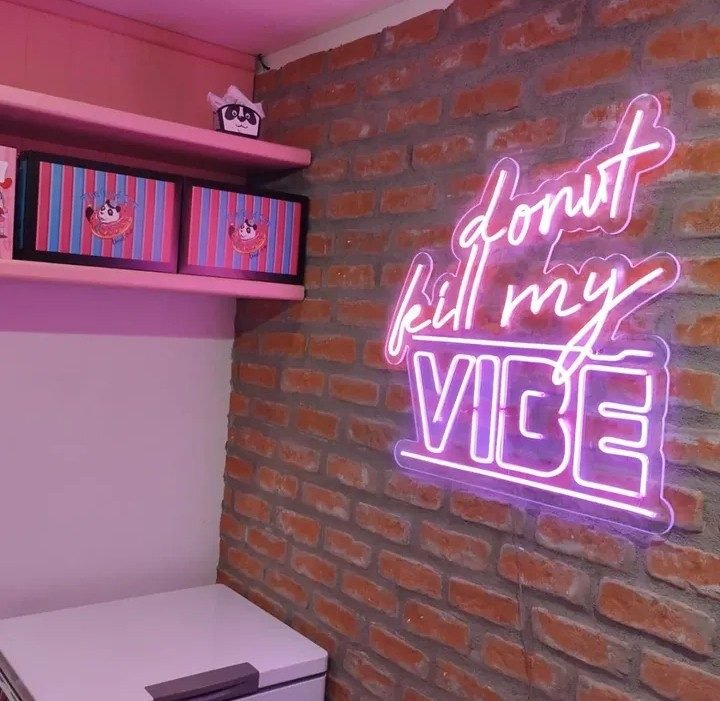 Letreiro neon The Good Cop Donut Shop